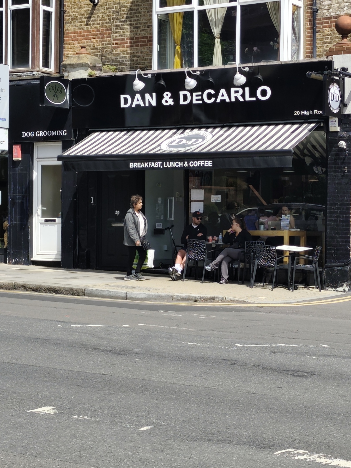 Dan and DeCarlo cafe, East Finchley